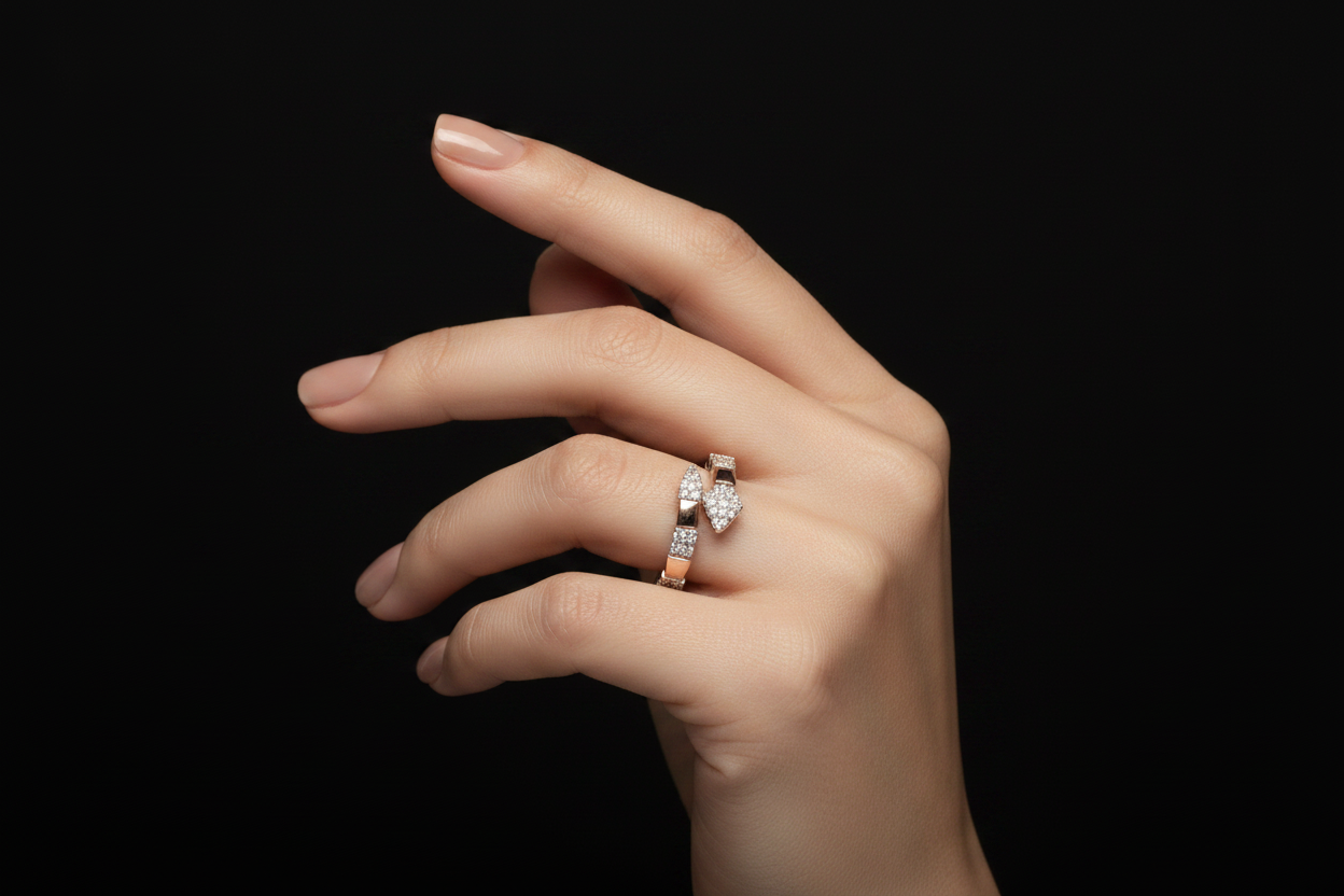 Hand wearing exact HLR05426 ring